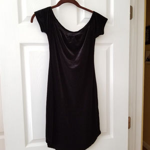 Girl's Off-Shoulder Velvet Body Con Dress in Black